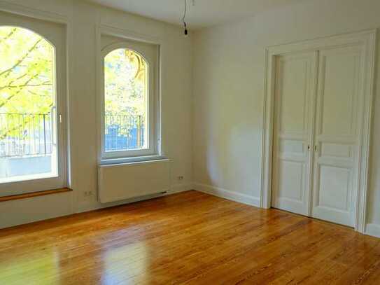 BEAUTIFUL OLD BUILDING IN THE HEART OF WIESBADEN! 5-room apartment with balcony and terrace