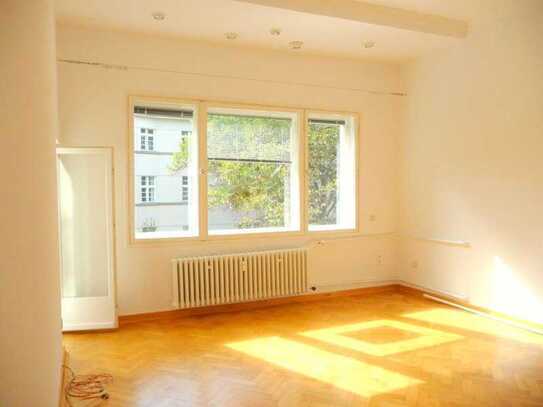 - Schmargendorf/ Gepfl. City-Wohnung mit EBK, Balkon u.Parkett -