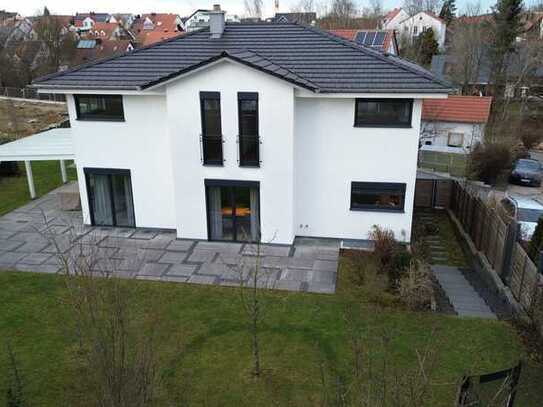 Dachau-Altomünster: Moderne, freistehende Walmdachvilla auf parkähnlichem Grundstück und gr. Garage