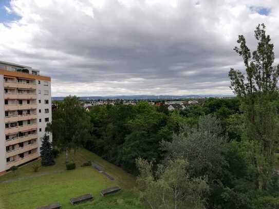 Fantastische Aussicht 2 Zi. Wohnung mit EBK Balkon Aufzug und TG Provisionsfrei !