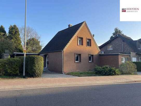 Einfamilienhaus in Grevenbroich mit großem Garten, Stellplätzen und angebautem Büro/Ladelokal.