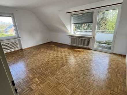 Schöne Dachgeschosswohnung mit Balkon und Gartenmitbenutzung