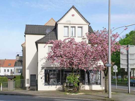 Charmantes Mehrfamilienhaus mit 2 modernen Gewerbeeinheiten & 2 Wohnungen.