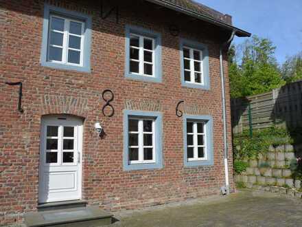 kleines modernisiertes Reihenhäuschen mit Charme in historischer Hofanlage