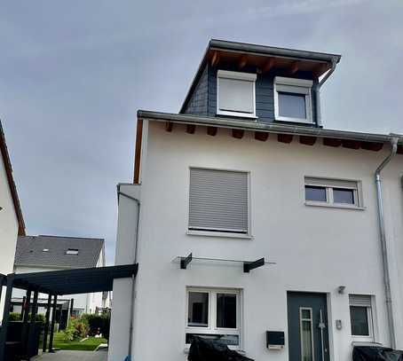 Neue moderne 6-Zimmer-Doppelhaushälfte für eine Familie in einem Umfeld für Familien in Ladenburg