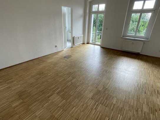 1. OG/ großes Wohnzimmer + Balkon / Stellplatz mögl. !