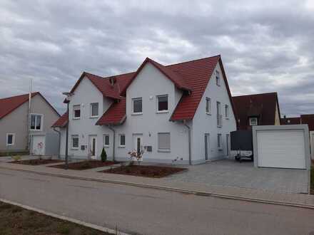 Schöne 5-Zimmer-Doppelhaushälfte mit Terasse und EBK in Wolframs-Eschenbach