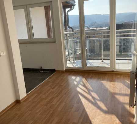 Schmuckstück sucht ab sofort neue Bewohner. 3-Raum-Wohnung mit Dachterrasse, Wanne und Dusche.