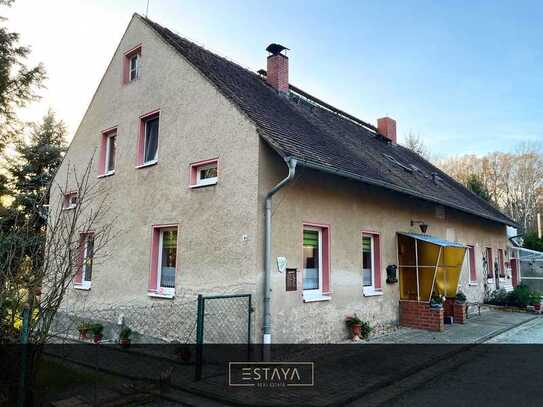 Zweifamilienhaus in idyllischer Landschaft mit einem Hektar Land