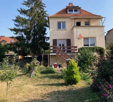 Großes Wohnhaus mit 1050 m² Grundstück, Garten, Garagen und Zufahrt in Artern