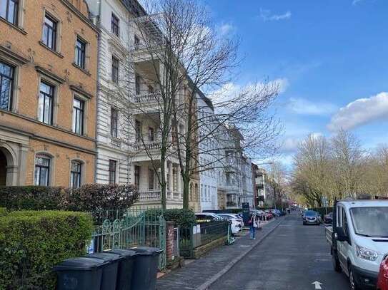 Helle & renovierte 2 - Zimmerwohnung mit Dachterrasse + EBK (kommt noch) in zentraler Lage!