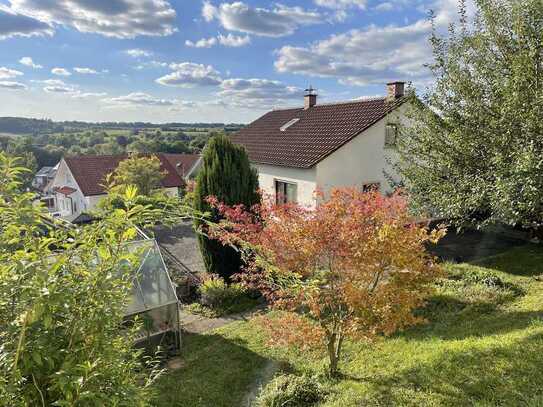 Zum Einzug frei! Einfamilienhaus samt ELW, großem Grundstück, Garten, Doppelgarage und Albblick!