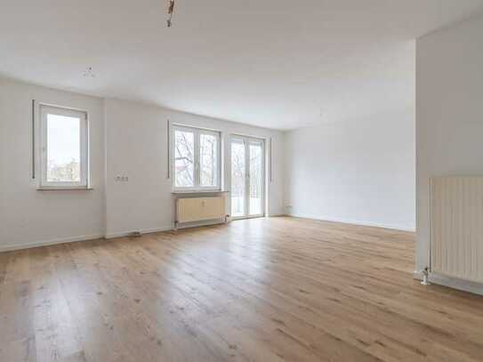 RENOVIERTE und lichtdurchflutete Wohnung mit Balkon und toller Lage