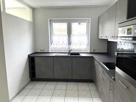 Bezugsfreie und freundliche 2 ZKB Wohnung in ruhiger Lage mit neuer Küche u. saniertem Duschbad