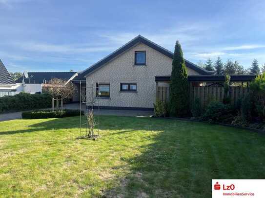 Schönes Einfamilienhaus mit Garage, Doppelcarport und großem Garten