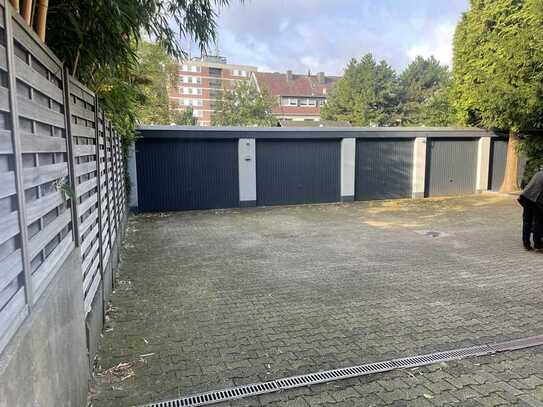 Kleine Garagenanlage mit 7 PKW-Stellplätzen zu vermieten