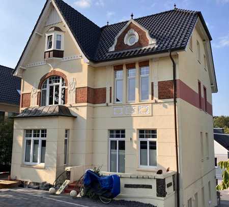 Besonderer Altbaucharme: Wohnung mit Kaminofen, Balkon und Ausblick