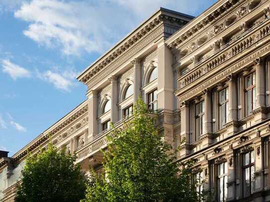 Komfortabel Wohnen im Berliner Baudenkmal: Topsanierte Altbauwohnung mit Balkon