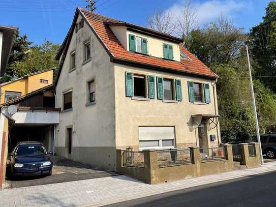 Älteres Wohnhaus mit Nebengebäude im Sanierungsgebiet