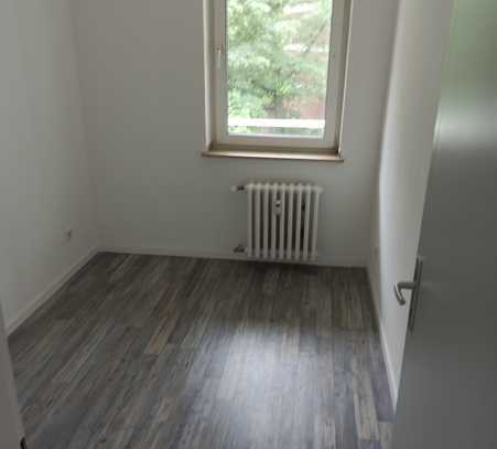 Wer die Ruhe sucht: schöne, sanierte 4-Zimmer-Wohnung, 2. OG in grüner Lage zu vermieten
