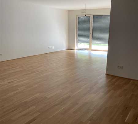 *** Ab sofort *** Großzügige und exklusive 2 Zimmer-Wohnung mit Terrasse und EBK