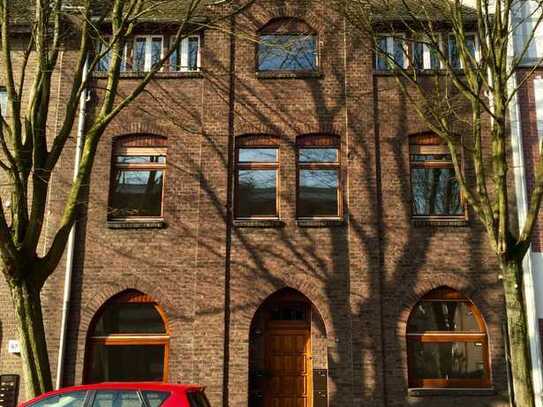 GepflegterJugendstil-Altbau - schöne abgeschlossene Dachgeschosswohnung