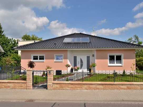 Grdst. Radewell inkl. - Hingucker ist hinter’m Haus: Bungalow mit attraktivem Atrium