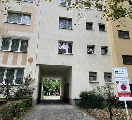 Freier Stellplatz im Tor geschützten Innenhof