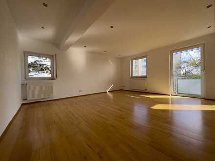Im 4 FH, neuwertig, mit Gäste-Duschbad, Balkon, EBK, 2 Stp., einfach nur einziehen!