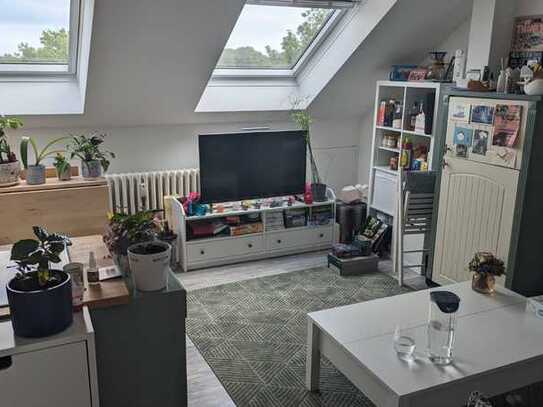 Stilvolle, modernisierte 2-Zimmer-Dachgeschosswohnung in Duisburg