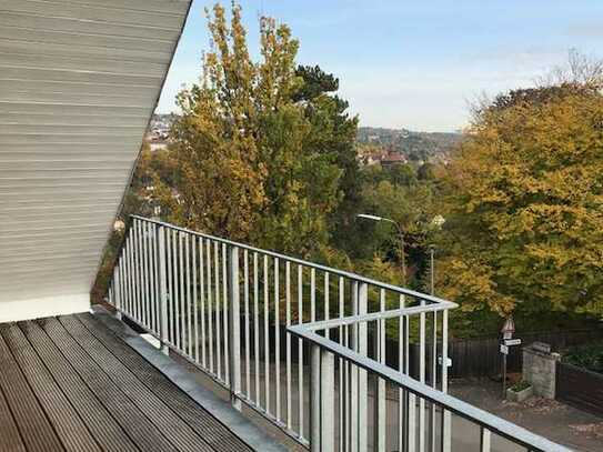 Geschmackvolle Dachgeschosswohnung mit zwei Zimmern sowie Balkon und EBK in Esslingen am Neckar