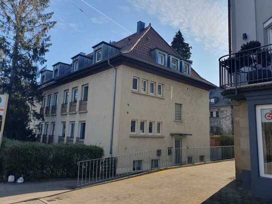 Gepflegte 2-Zimmer-Altbau Dachgeschosswohnung mit Einbauküche in Stuttgart