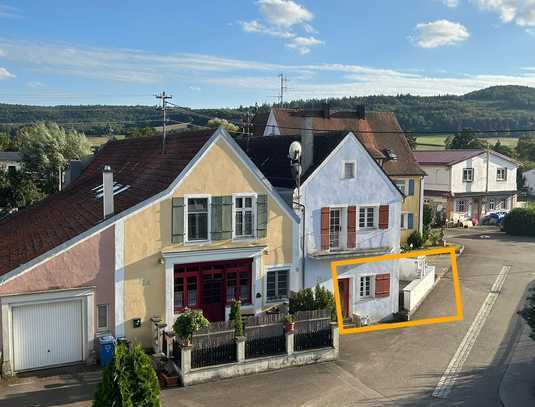 Idyllisches Wohnen: Neubezug nach Sanierung mit kleinem Garten und Terrasse