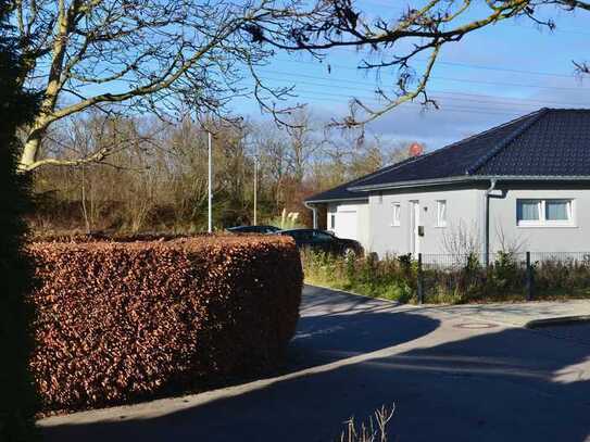 Fertighaus im Bungalow-Stil mit Garten und Einzelgarage