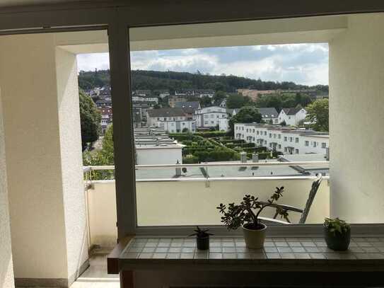 3-Zimmer-Wohnung mit Weitblick ins Grüne mit Balkon und Einbauküche