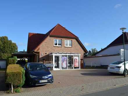 Moderne Gewerbeinheit im Einfamilienhaus mit Grundstück und Stellplätzen