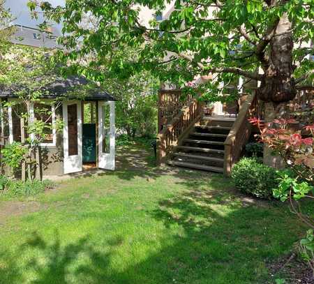 Geräumige 5-Raum-Hochparterre-Wohnung mit Terrasse und Loggia