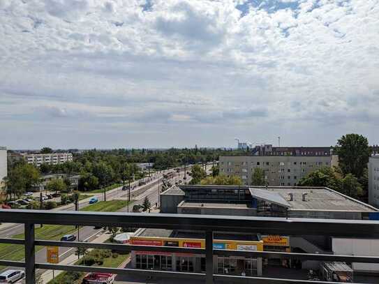 Im Dachgeschoss, mit toller Aussicht. Sanierte 2-Raum mit Duschbad und Balkon in Halles Süden.