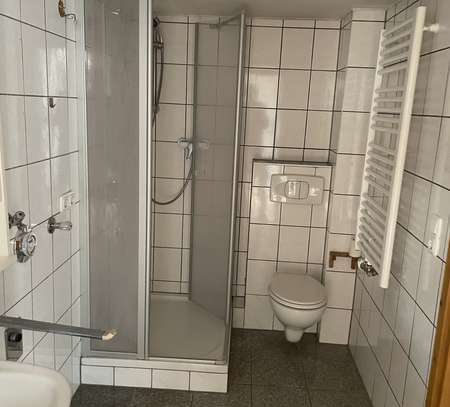 Schöne Altbau-Wohnung mit renoviertem Bad und eigenem Keller