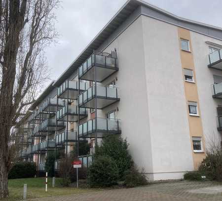 Neuwertige Wohnung mit zwei Zimmern sowie Balkon und EBK in Bad Kreuznach