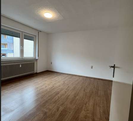 - - - WG-Zimmer in renovierter 4er WG verfügbar!!! - - -