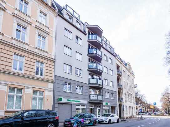 Schicker Neubau mit Aufzug, großem Balkon, Einbauküche und Stellplatz, am Sechsstädteplatz.