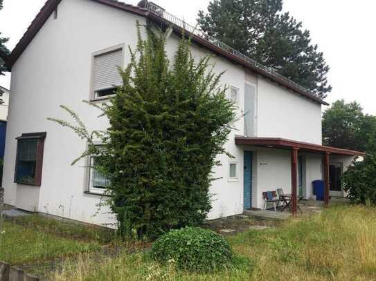 Zweifamilienhaus mit großem Baugrundstück, Misch- und Gewerbegebiet