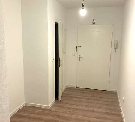 Aufwendig sanierte, freundliche 3-Zimmer-EG-Wohnung mit Einbauküche und Loggia in Celle Neuenhäusen