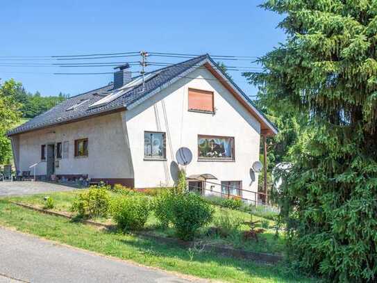 Freistehendes, ausbaufähiges Bauernhaus mit 3 Wohneinheiten + Nebengebäude (Stallungen, Scheune)