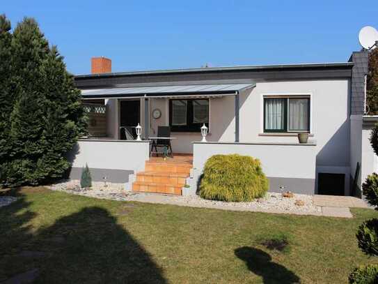 Top gepflegter Bungalow mit EBK, Vollkeller, Garage + Stellplatz!