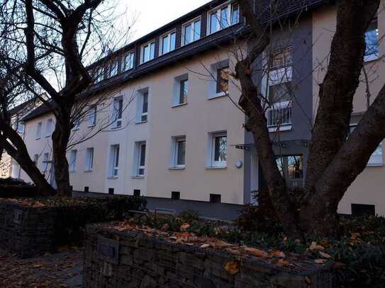 Zentrale, einzugsfertige sonnige 2 Zimmer + Esszimmer mit Südbalkon mit Blick ins Grüne