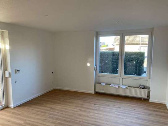 Single Wohnung kompl. renoviert, mit EBK u. Carport ab sofort