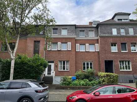 Sehr schöne 2,5-Raum-Wohnung mit EBK und Balkon in Krefeld Cracau