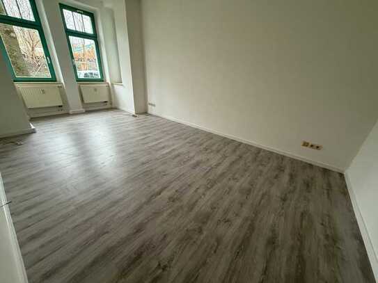 Laminat / Bad mit Fenster + Dusche / separates Schlafzi. u.v.m. !